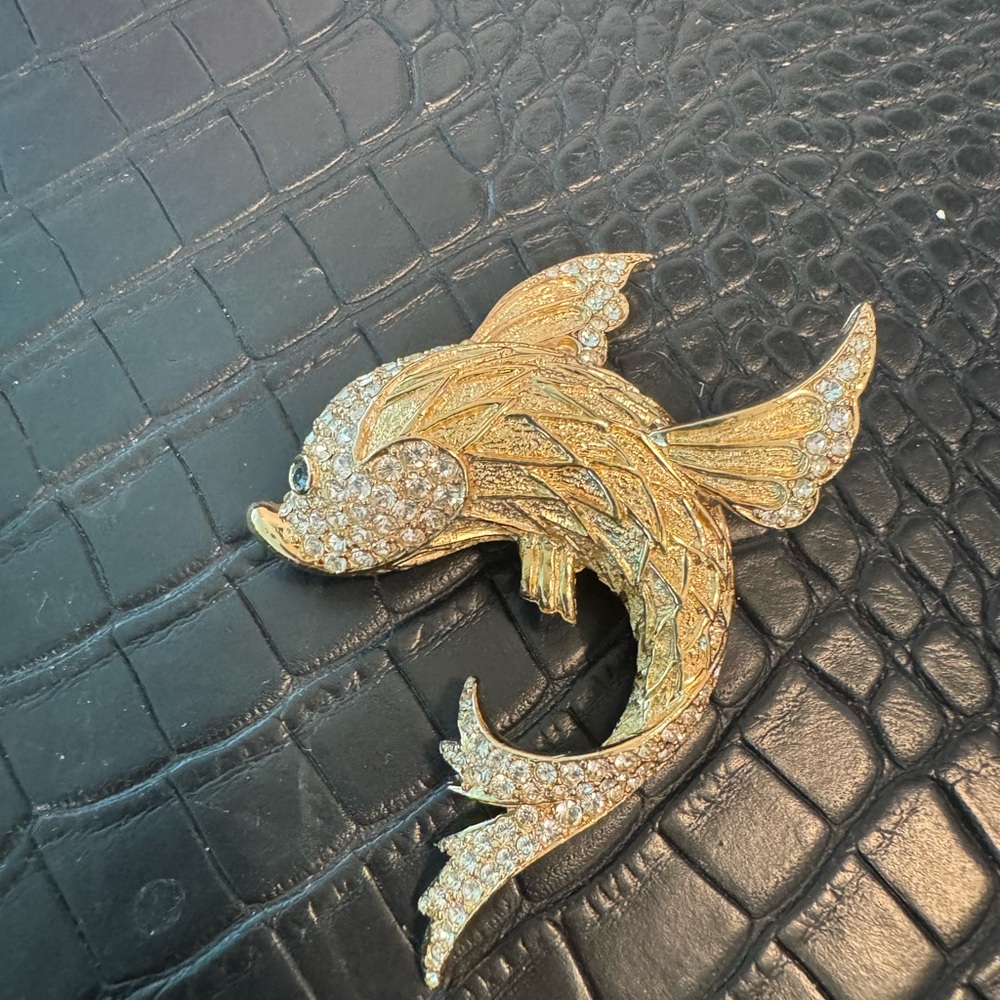 Sparkling Gold Fish Accessory - Picture 2 of 4